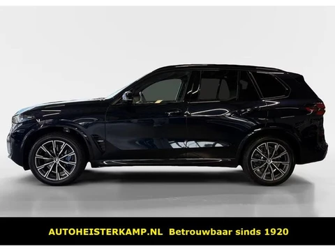 BMW X5 M60i xDrive M Sport 530 PK V8 ACC HEAD-UP PANORAMADAK STOELKOELING MASSAGE LUCHTVERING TREKHA