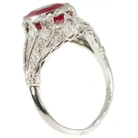 Art Deco ring met prachtige Burmese robijn.
