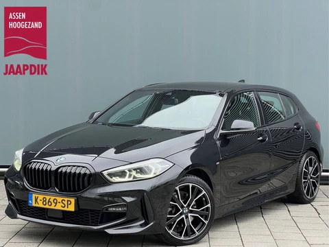 BMW 1-serie BWJ 2021 | 118i 136PK High Ex. AUTOMAAT | LEER | M-PAKKET | CLIMA | NAVI | SPORTSTOELEN 