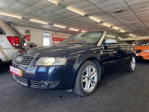 Audi A4 Cabriolet 2.4 V6 Exclusive. Automaat, cabrio, stuurbekr hoorbaar.