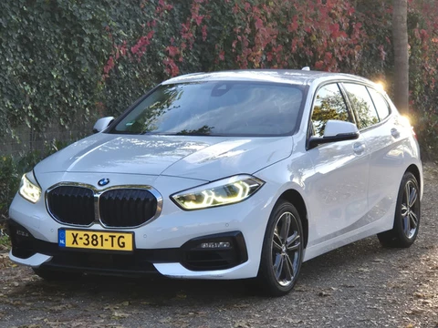 BMW 1-serie High Executive Achteruitrijcamera Cruise Navigatie CarPlay LM Velgen Sport stoelen
