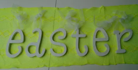 EASTER LETTERS WIT- GEEL Nieuw