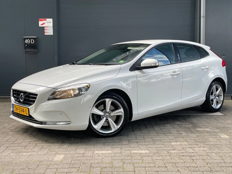 Volvo V40 1.6 T3 Momentum LEES TEKST CLIMA CAMERA BLUETOOTH PDC 6BAK MF STUUR LM VELGEN COMPLEET OND