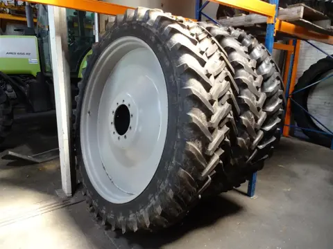 MICHELIN 320/90R54