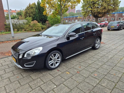 Volvo V60 1.6 T3 Momentum 110kw Black Edition