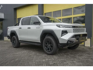 Toyota HiLux 2.8 D-4D Hybrid Invincible JBL Pearl White