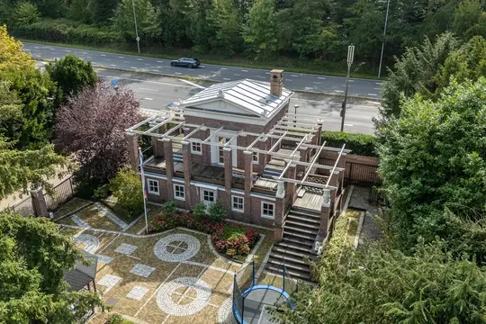 Woning aan de Raadhuislaan te Wassenaar