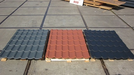 Opruimingsprijs! Dakpanplaten terracotta en zwart.