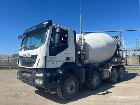 Iveco Trakker 400 8x4 Twin-Steer Mixer Truck (bj 2016)