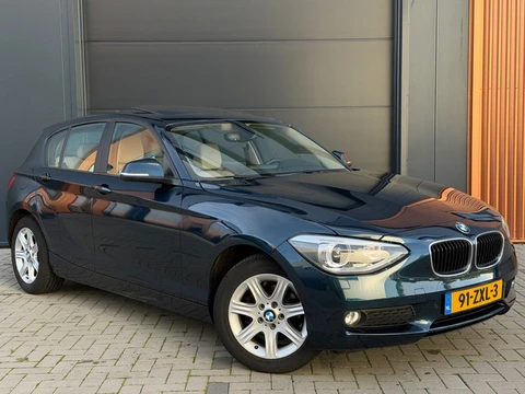 BMW 1-serie 118d Upgrade Edition|Dealer Onderhouden|Pano|Trekhaak|Camera|Groot Scherm|Cruise Control