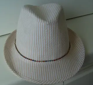 HOED (Gleufhoed) WIT GESTEEPT 2 stuks STOER/FEEST/PARTY