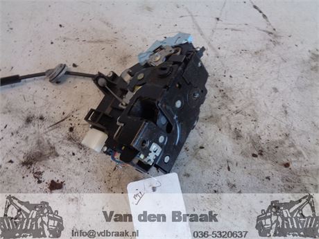 Volkswagen Touran 2006-2010 Deurslot rechts achter