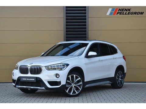 BMW X1 sDrive20i Orange Edition II * Head-up * Panoramadak * Stoelmemory * Camera * Trekhaak *