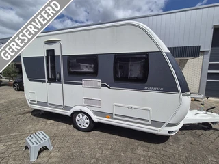Hobby On Tour 390 SF Dwars bed, treinzit