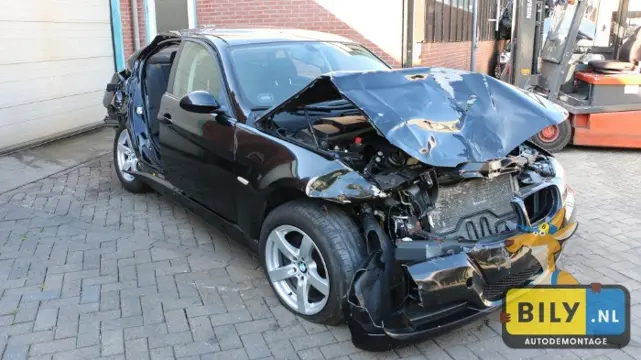 In onderdelen BMW E90 320d '05 voor en achter schade BILY