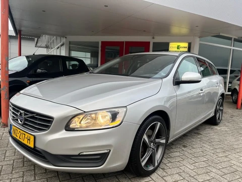 VOLVO V60 1.6 T3 Momentum Automaat  150 PK  Bluetooth  Navi  PDC  Cruise-controle