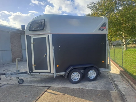 Nieuw opgebouwde henra 2 paards trailer met kunststof bodem