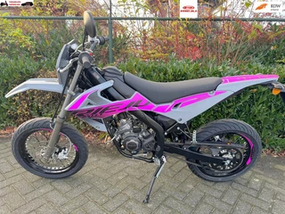 Rieju MRT SM 50 E5+ NIEUW MATT GREY / PINK BETAAL met in3