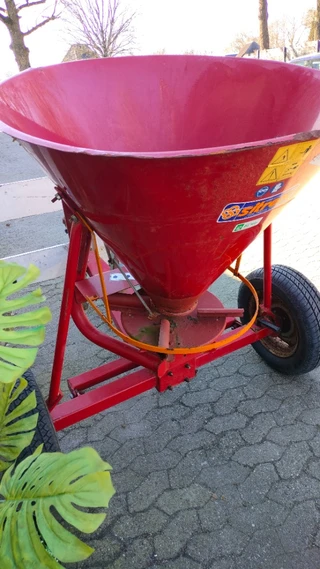 SITREX 300 Liter = getrokken kunstmeststrooier = wiel aangedreven
