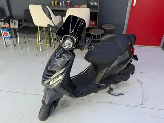 Piaggio Bromscooter Zip 4T met een SP/custom! 1EIGENAAR l 1.400KM! UNIEK! SP-kappen Psychedelic Blac