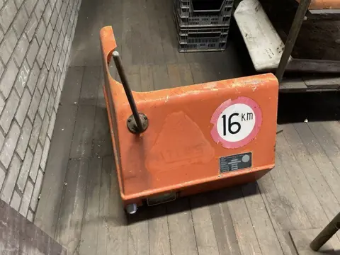 Atlas AB 1500 - 1302 Vorne Rechts voor kap haube (bj 1973)