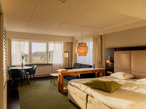 Luxe hotelsuite met ligbad op loopafstand van het strand