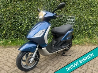 Piaggio Fly Scooter Midnight Blue BETAAL met in3