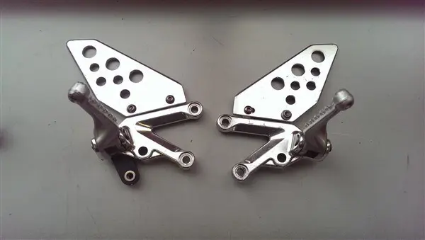 VOETSTEUN LINKS Aprilia RSV 1000 2004 - 2005 / 2006 - 2008