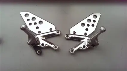 VOETSTEUN LINKS Aprilia RSV 1000 2004 - 2005 / 2006 - 2008