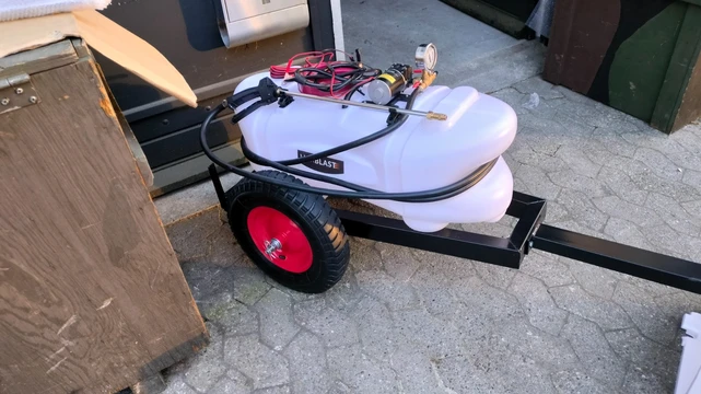 Getrokken 12 Volts spuitje ( 60 Liter + boompje ) voor achter uw gazonmaaier e/o