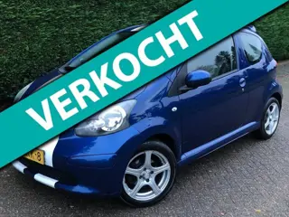 Toyota Aygo 1.0-12V + SPORTLOOK/ELEK PKT/ LEER/AIRCO/LM VELGEN/ APK 05-21/