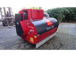 Redexim Verti-top veegmachine voor kunstgras