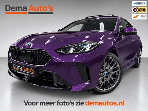 BMW 1-serie 120 M-SPORT NW-PRIJS 67DEURO PANO/ICONIC-GRILL/MASSAGE+M-STOELEN,H-UP/H&K/CAMERA-NAV///