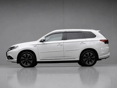 Mitsubishi Outlander 2.0 PHEV instyle+ Sport (NAVI,CAMERA,360 VIEW,STOELVERWARMING,CRUISE,GETINT,LED