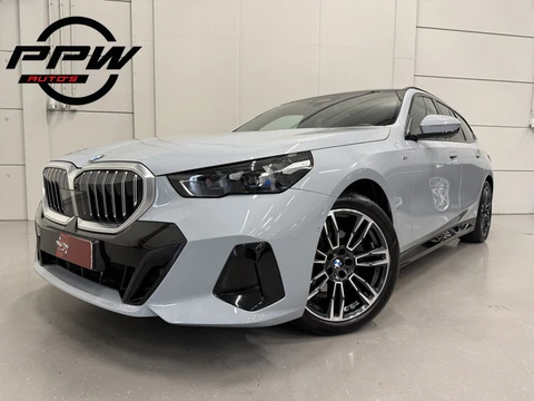 BMW 5 Serie Touring 520i M-Sport PANO/TREKHAAK/ICONIC/H&K/HEAD-UP/360CAMERA/VENTILATIE//DRIVING ASS.