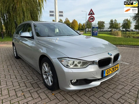 BMW 3-serie Touring 320i High Executive. Auto wordt afgeleverd met een nieuw apk.