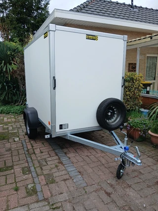 gesloten aanhangwagen roca