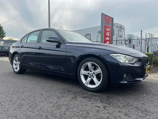 BMW 3-serie 320i High Executive | Airco | Cruise Control |  Trekhaak | NAVI | Bluetooth | Leder