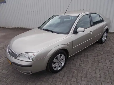 Ford Mondeo 1.8-16V Futura LM/NAVI ( APK KEURING BIJ AFLEVERING! )