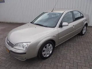 Ford Mondeo 1.8-16V Futura LM/NAVI ( APK KEURING BIJ AFLEVERING! )