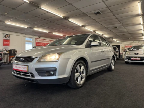 Ford Focus 1.6-16V Futura. Automaat, airco, carplay en meer!