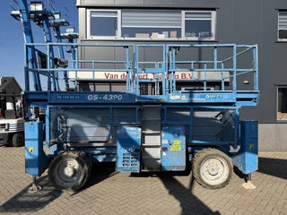 Genie GS 4390 RT Schaarhoogwerker / Scissor Lift / Arbeitsbuhne 15mtr werkhoogte 4x4 Deutz