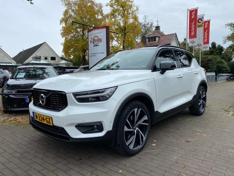 VOLVO XC40 2.0 T4 AWD 190PK R-DESIGN AUTOMAAT / PANODAK / HARMAN-KARDON / CARPLAY / HALF LEDER / CAMERA / 20'' LMV
