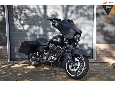 Harley Davidson FLHX Street Glide 103 ABS Ape, uitlaten