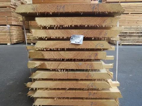 Douglas boomstambladen en boomstamplanken