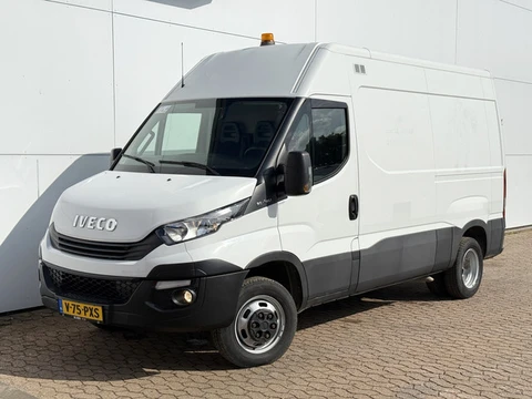 Iveco Daily 35C14 2.3 L2H2 Dubbellucht Airco Cruise control Camera Trekhaak 3,5t Inbouw lucht geveer