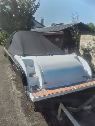 Te koop 5.30m Tendersloep met zuinige F 15 injectie motor.