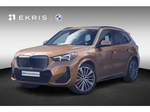 BMW iX1 eDrive20 M Sportpakket Pro | Trekhaak | Panoramadak | Head-up display | Harman Kardon | Elek
