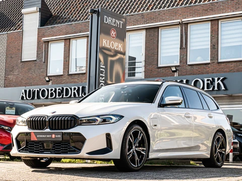 BMW 3 Serie Touring 330e M-Sport PANO CAMERA HUD HIFI ELEK TREKHAAK ADAP LED BOMVOL!!