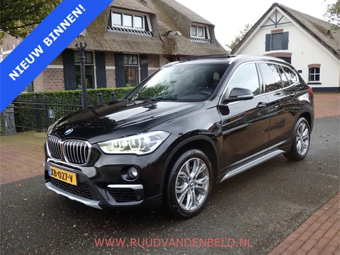 BMW X1 2.0i S-DRIVE PANODAK / CAMERA / HEAD-UP / SPORTLEER